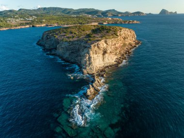 Cala Bassa yakınlarındaki Sunset 'teki İbiza sahili.