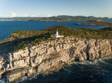 Akdeniz 'e bakan bir tepedeki deniz feneri.