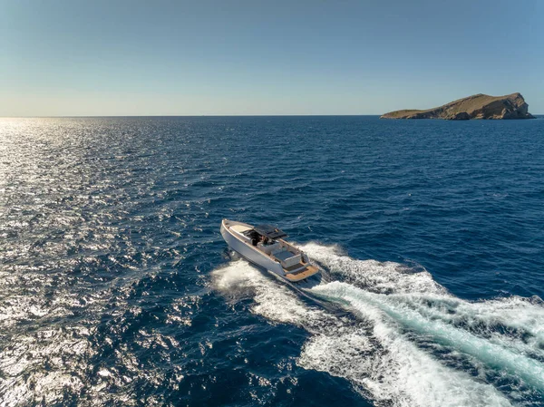 Barco Lujo Mueve Través Del Océano Velocidad Vista Aérea — Foto de Stock