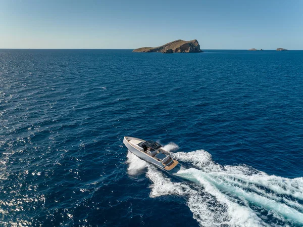 Barco Lujo Mueve Través Del Océano Velocidad Vista Aérea — Foto de Stock