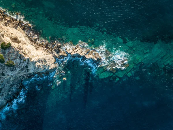 Isla Rocosa Saltando Océano Atardecer —  Fotos de Stock