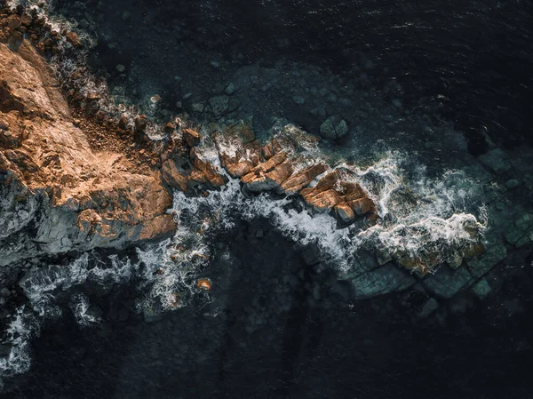 Rocky Island Jutting Στον Ωκεανό Στο Ηλιοβασίλεμα — Φωτογραφία Αρχείου