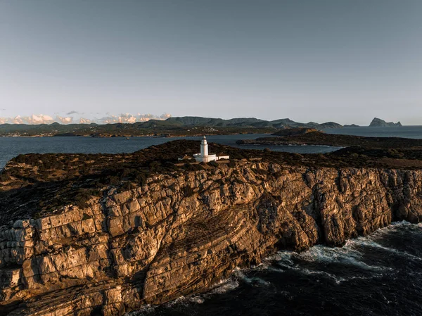 位于俯瞰地中海的高高的悬崖上的日落灯塔 — 图库照片