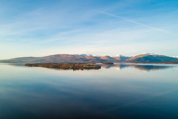 Loch Lomond Skotskou Krajinou Odrážející Klidných Vodách — Stock fotografie