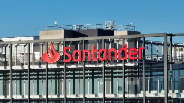 Логотип Здания Штаб Квартиры Santander Bank — стоковое видео