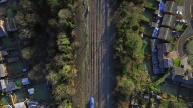 Bir kasabanın kuş bakışı görüntüsünden geçen banliyö treni.