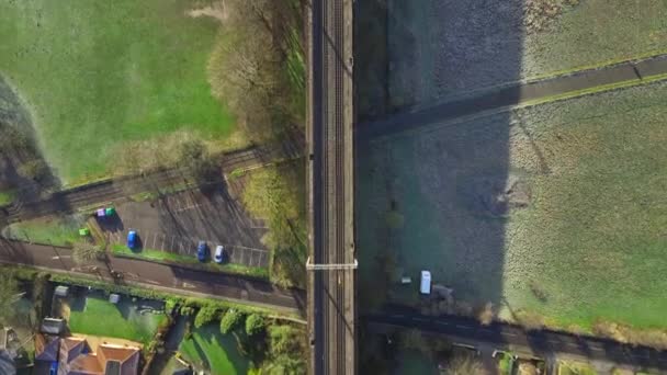 Rychlý Dojíždějící Vlak Projíždějící Přes Viadukt Ptačí Oko Pohled — Stock video