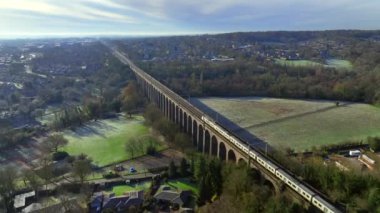 İngiltere 'deki Londra banliyö treni Akşamları Viyadük' ü geçiyor