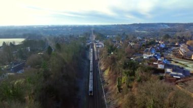 Güzelim bir Viyana 'nın üstünden geçen banliyö treni