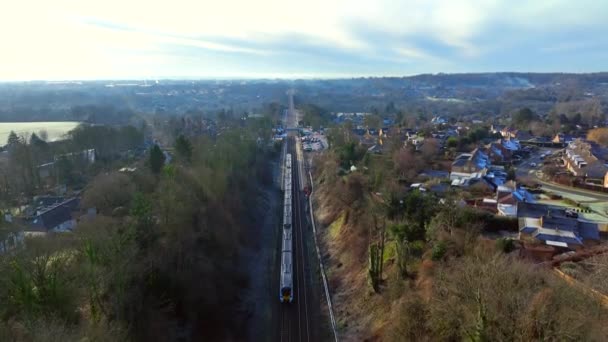 Dojeżdżający Pociąg Przechodzi Przez Piękny Wiadukt Godzinach Wieczornych — Wideo stockowe