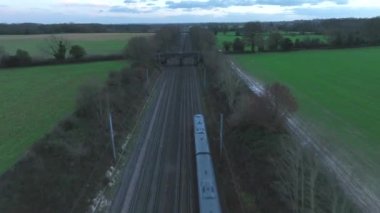 Alacakaranlık Hava Görüntüsünde Banliyö Demiryolu Treni