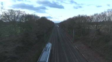 Alacakaranlık Hava Görüntüsünde Banliyö Demiryolu Treni