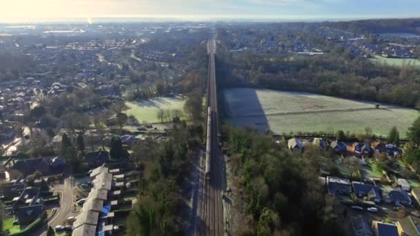London Commuter Train Στο Ηνωμένο Βασίλειο Διασχίζοντας Μια Γέφυρα Βράδυ — Αρχείο Βίντεο