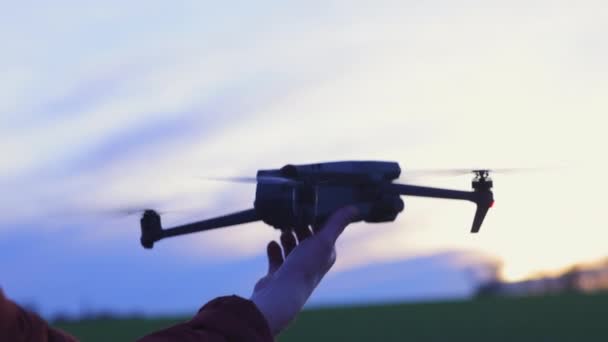 Persona Drone Decollare Mano Rallentare Movimento — Video Stock