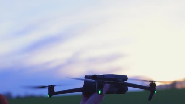 Drone Decollo Atterraggio Dalla Mano Pilota — Video Stock