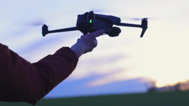 Persona Drone Decollare Mano Rallentare Movimento — Video Stock