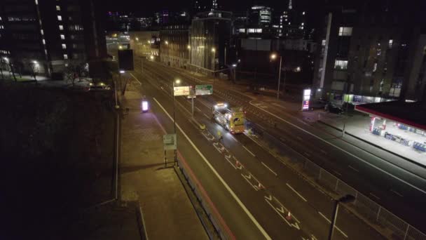 Road Workers Στο Ηνωμένο Βασίλειο Κλείνοντας Μια Οδική Junction Νύχτα — Αρχείο Βίντεο