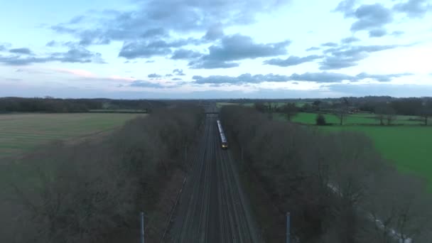 Dojeżdżający Pociąg Kolejowy Zmierzchu Widok Lotu Ptaka — Wideo stockowe