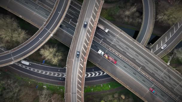 Luftaufnahme Von Fahrzeugen Die Auf Der Spaghetti Kreuzung Fahren — Stockvideo