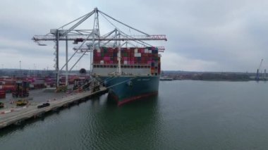 Southampton Limanı - Ocak 2023 - Limanda Konteyner Yükü Boşaltılıyor
