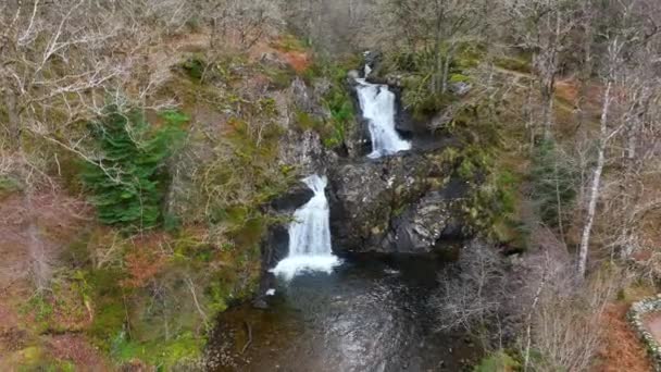 苏格兰阿尔凯格船闸沿岸的Eas Chia Aig瀑布 — 图库视频影像