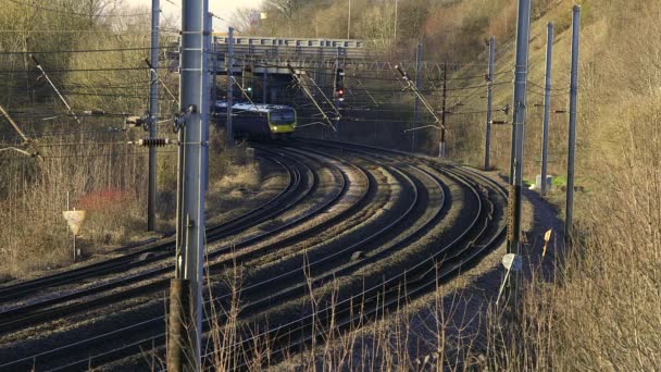 Tren Cercanías Del Reino Unido Que Viaja Largo Infraestructura Ferroviaria — Vídeos de Stock