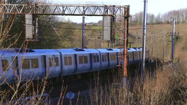 Британський Приміський Поїзд Подорожує Вздовж Інфраструктури Залізниці — стокове відео