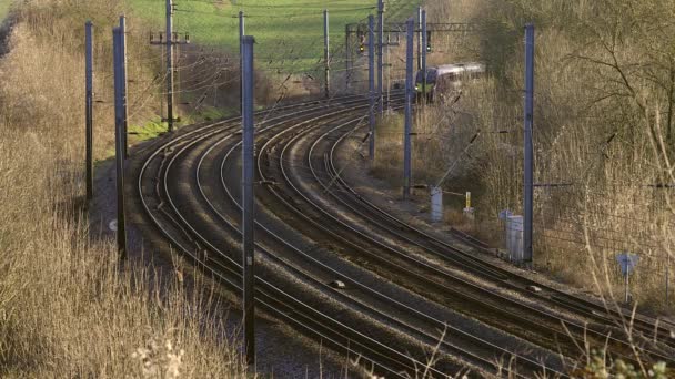 Brittiska Pendeltåget Som Färdas Längs Järnvägsinfrastrukturen — Stockvideo
