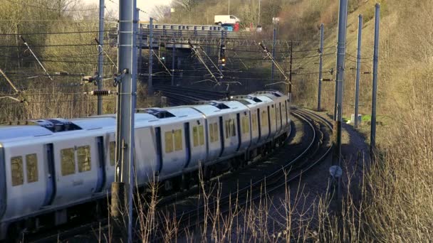 Pociąg Podmiejski Zjednoczonym Królestwie Podróżowanie Wzdłuż Infrastruktury Kolejowej — Wideo stockowe