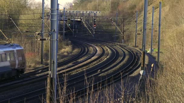Pociąg Podmiejski Zjednoczonym Królestwie Podróżowanie Wzdłuż Infrastruktury Kolejowej — Wideo stockowe