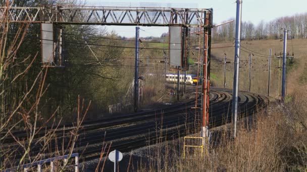 Reino Unido Commuter Train Viajando Longo Infra Estrutura Ferroviária — Vídeo de Stock