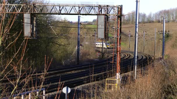 Britse Pendeltrein Die Langs Spoorweginfrastructuur Rijdt — Stockvideo