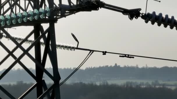 Zeer Dichtbij Zicht Een Elektrisch Vermogen Pylon Tower Luchtfoto — Stockvideo