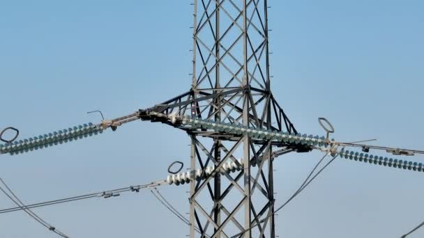Πολύ Στενή Άποψη Της Ηλεκτρικής Ισχύος Pylon Πύργος Αεροφωτογραφία — Αρχείο Βίντεο