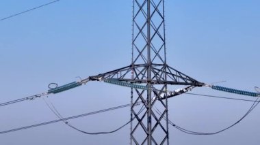 Yüksek voltajlı kafes güç hattı kulesi hava görüntüsü
