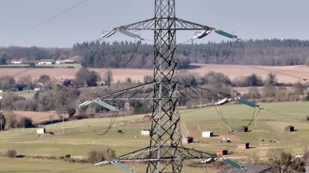 高電圧ラティスのパイロンパワーラインタワー空中ビュー — ストック動画