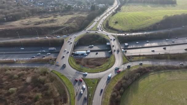 英国M25高速道路ジャンクションラッシュ時の空中ビュー — ストック動画