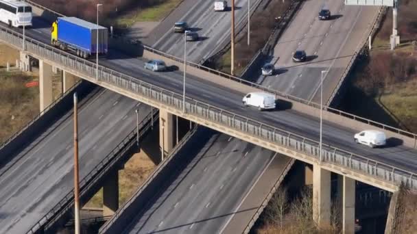 Vehículos Que Conducen Largo Intercambio Autopistas Reino Unido — Vídeo de stock