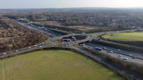 英国M25高速道路ジャンクションラッシュ時の空中ビュー — ストック動画