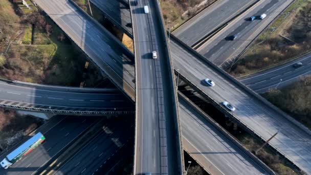 Luftaufnahme Eines Vielbefahrenen Autobahn Und Autobahnkreuzes — Stockvideo