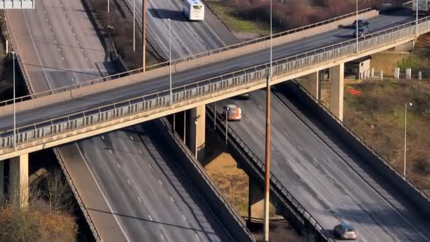 忙しい高速道路と高速道路のインターチェンジの空中ビュー — ストック動画