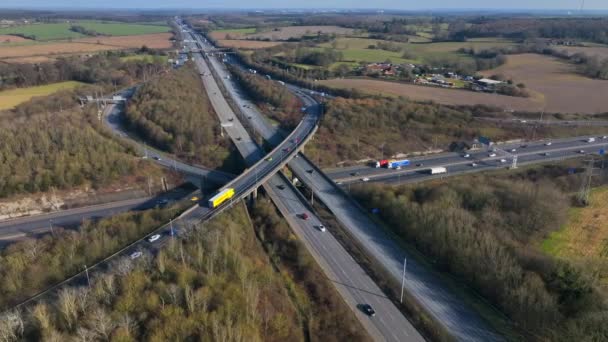 Luftaufnahme Eines Vielbefahrenen Autobahn Und Autobahnkreuzes — Stockvideo