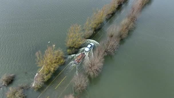 Veículo Dirigindo Através Uma Estrada Inundada Vista Aérea — Vídeo de Stock