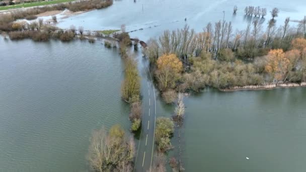Översvämmad Väg Storbritannien Efter Kraftiga Regn Orsakar Lokala Översvämningar — Stockvideo