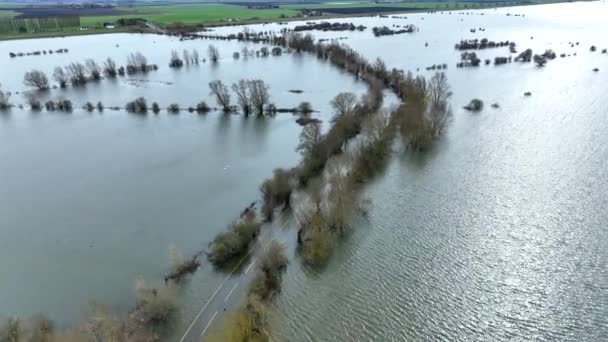 Πλημμμυρισμένος Δρόμος Στο Ηνωμένο Βασίλειο Μετά Βαριά Βροχή Προκαλεί Εντοπισμένες — Αρχείο Βίντεο