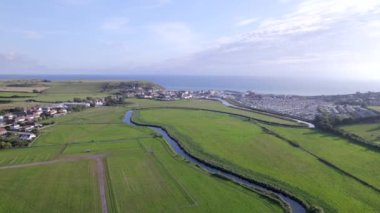 Batı Körfezi 'nin havadan görünüşü Dorset İngiltere' de bir sahil kasabası