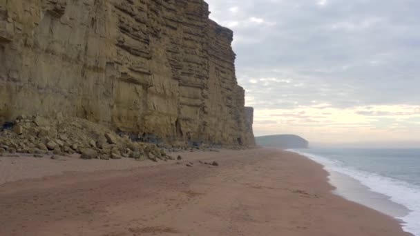 Formacja Piaskowcowych Skał Cliff Wzdłuż West Bay Anglii — Wideo stockowe