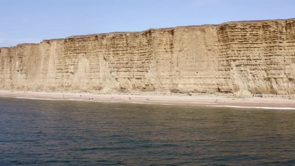 West Bay Sandstone Cliffs Med Utsikt Över Havet England — Stockvideo