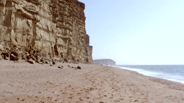 イングランドのジュラシック海岸沿いの西湾ビーチ — ストック動画
