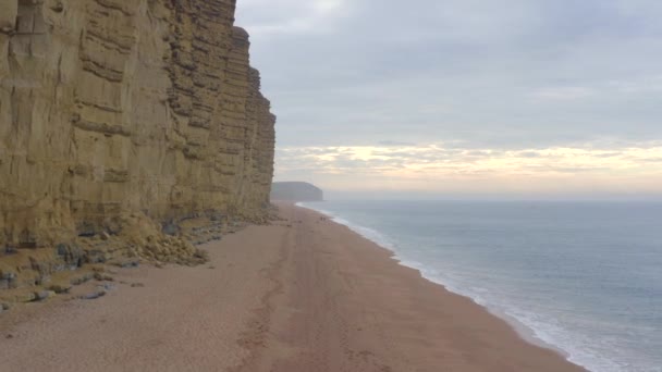 イングランドのジュラシック海岸沿いの西湾ビーチ — ストック動画
